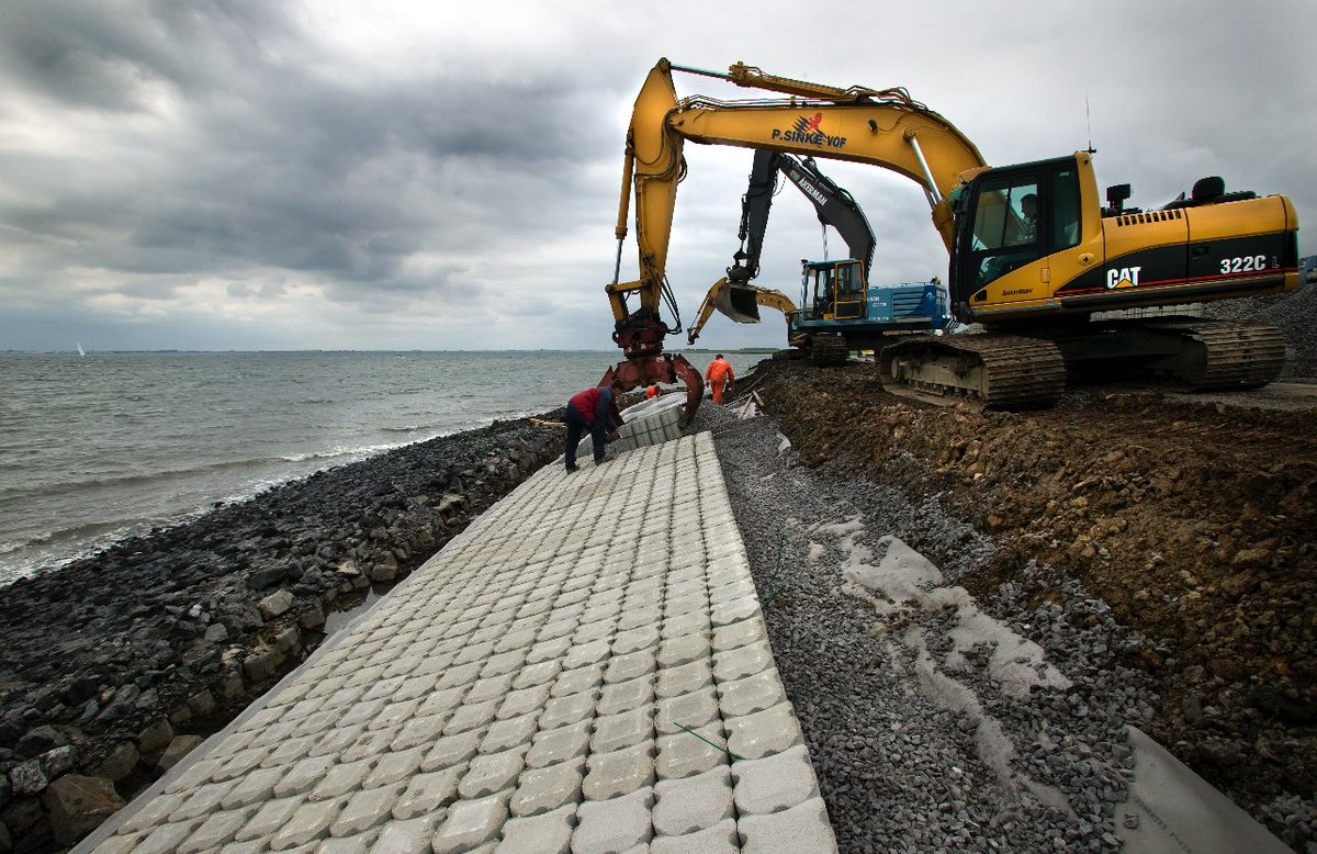 Rijkswaterstaat en de waterschappen controleren onze dijken. Zes jaar geleden is besloten dat dijken nóg sterker moeten zijn dan eerder. Dat betekent dat we voor 2050 meer dijken versterken, bovenop de huidige 1500 km. Zo houden we Nederland veilig. 
➡️ rijksoverheid.nl/actueel/nieuws…