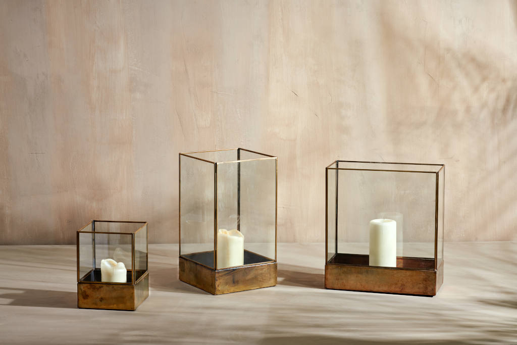 DecoratorsNotes's tweet image. Set an ambient mood with soft candlelight from our beautifully designed lanterns. The aged antique brass finish gives a feeling of age - old elegance, complimented with a simple box design. This lantern will look perfect in both contemporary/traditional settings. #handmadegift