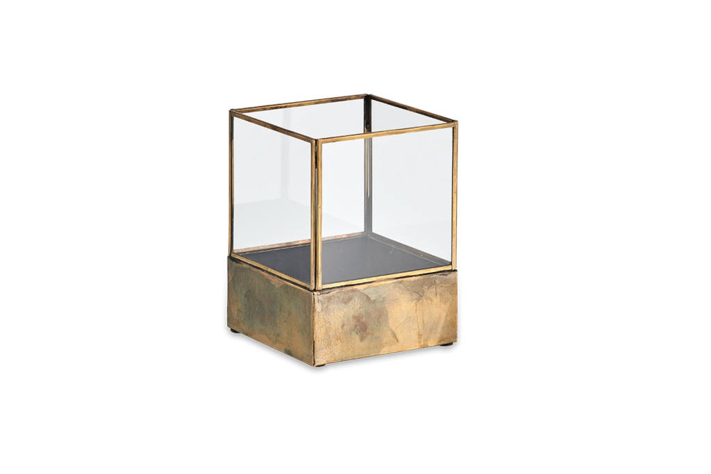 DecoratorsNotes's tweet image. Set an ambient mood with soft candlelight from our beautifully designed lanterns. The aged antique brass finish gives a feeling of age - old elegance, complimented with a simple box design. This lantern will look perfect in both contemporary/traditional settings. #handmadegift