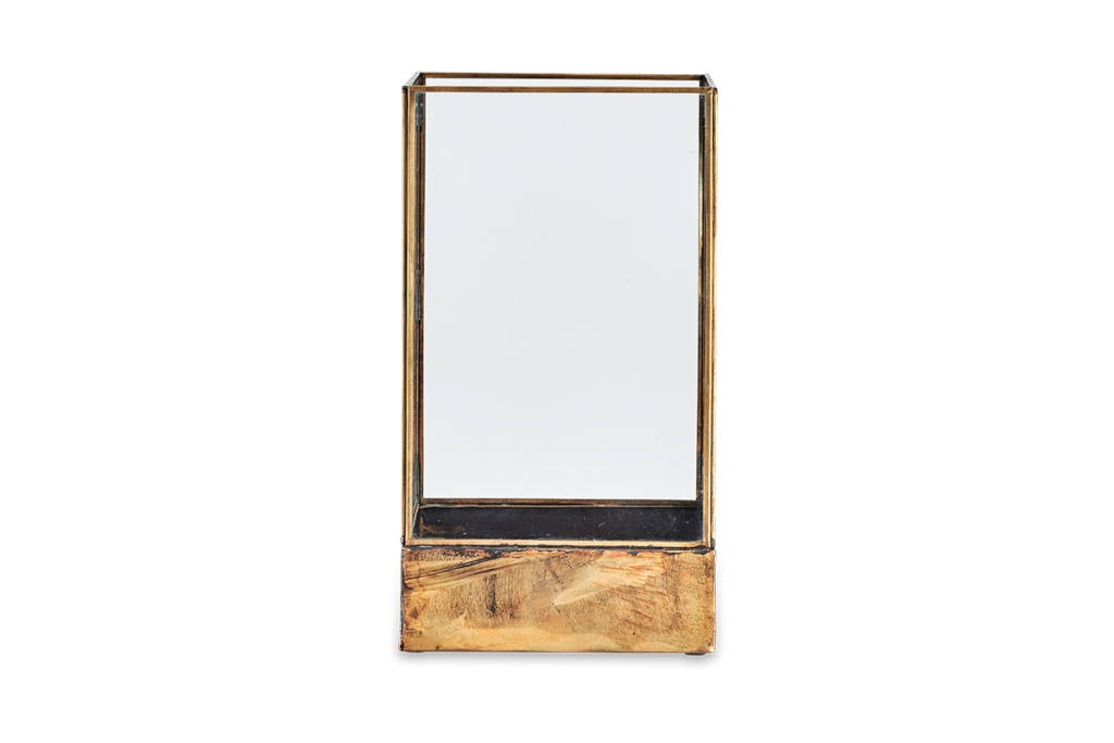 DecoratorsNotes's tweet image. Set an ambient mood with soft candlelight from our beautifully designed lanterns. The aged antique brass finish gives a feeling of age - old elegance, complimented with a simple box design. This lantern will look perfect in both contemporary/traditional settings. #handmadegift