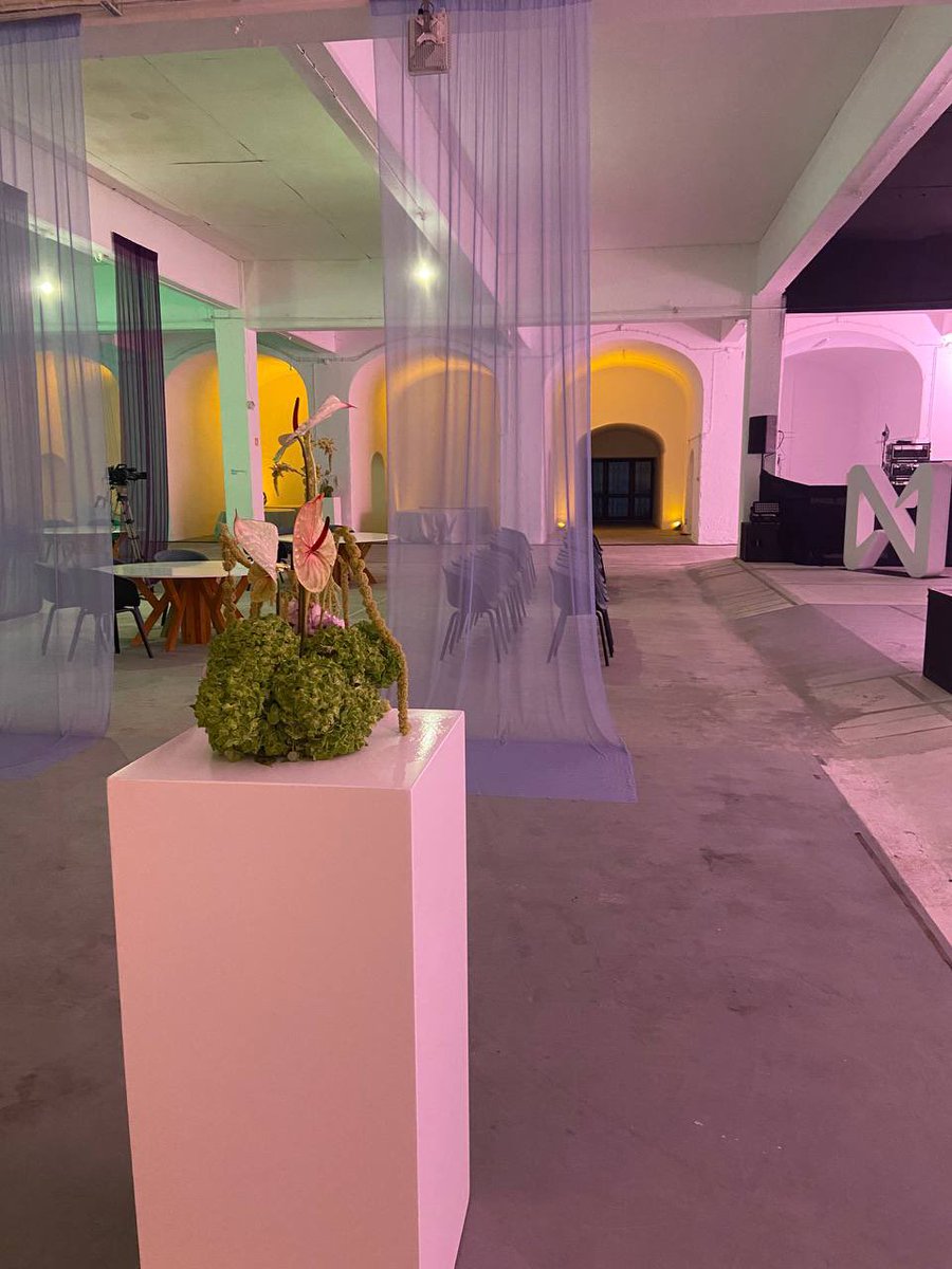 refraction_irl's tweet image. Presented at Community HQ, this exhibition celebrates the global @NEARProtocol art ecosystem at #NEARcon2023.

The Community HQ is designed by Refraction DAO in collaboration with @CraigmBarrow. Floral design by Kokuga Flower Studio.

You are invited to explore the artworks of…