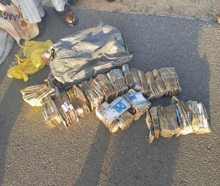 AESAlerteoppu's tweet photo. Niger : Lutte contre le terrorisme 

Lors d'un raid audacieux, des militaires Nigériens ont tendu une embuscade aux militants de #BokoHaram qui tentaient de fuir la ville frontalière de Gabti, dans la zone de gouvernement local de Mobbar, dans l'État de #Borno, vers le territoire du #Niger. L'opération a été un succès retentissant, avec la mort d'un terroriste et la saisie d'armes et d'argent liquide.
Les troupes ont récupéré deux fusils AK-47, des grenades à main et des munitions, ainsi que plus de 11 millions de nairas en espèces. Ils ont également secouru 11 citoyens #nigérians retenus en otage par les terroristes.

Source et crédit image : DefenceTimesNG1