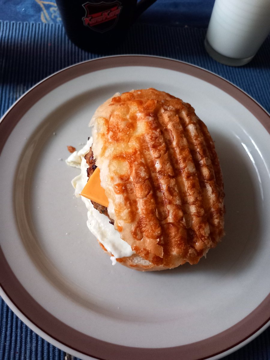 JuhaTenhonen's tweet photo. #äijälounas #diy #hampurilainen #toffolandia'n tuomisii #topinravintola'n #jauhelihapihvi #cheddar #paistetutkananmunat #fazer #juustosämpylä #punalappusii #hetelmii #oululainen #pullava #uuniomena #punalappusii #tunnelma #hämäränhyssykkä #kynttilät https://t.co/1fJBqLryo3