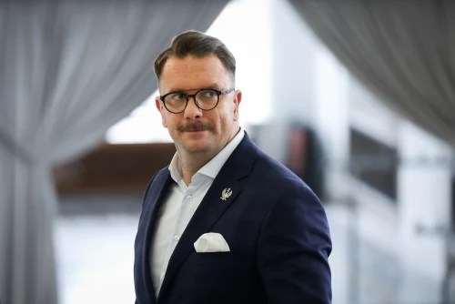 PutinizmPolski's tweet photo. #KarieraWReżimie - update przypadku krytycznego.
Panowie, puśćcie sobie szum wodospadu, uspokójcie oddech, zamknijcie oczy i wyobraźcie, ile moglibyście osiągnąć, gdyby nie to głupie sumienie.

👉 Przychodzisz na świat na początku transformacji w Zielonej Górze. Szybko zaczynasz karierę polityczną. Równie szybko skaczesz między partiami, od Tyszkiewicza i Gwiazdowskiego po Kukiza. Poglądów nie masz. No, może poza jednym. Bardzo, ale to bardzo lubisz pieniądze.

👉Przytulasz się do prezydenta Zielonej Góry, którego będziesz nazywał swoim ojcem, a on Ciebie synem. A że dzieciom trzeba pomagać, twój polityczny daddy zapewni Twojej firmie tłuściutkie kontrakty z miejskiej kasy. Pensja rzędu 30 tysi za doradzanie urzędowi miasta będzie się zgadzać, podobnie jak milion dochodu dla firmy.

👉Masz 28 lat, gdy w wyniku lokalnych układzików, lądujesz na sejmowej liście PSL. Przegrywasz, ale posłanka, która Cię wyprzedza wkrótce umiera i Ty z automatu zajmujesz jej miejsce w Sejmie. A to się doskonale składa, bo Partii właśnie sypie się większość i potrzebuje paru zdemoralizowanych wolnych elektronów, które za publiczne posady i pieniążki zgodzą się odpowiednio wciskać guziki. Oczywiście, że się zgadzasz. Prezesowi tak bardzo zależy na Twoim głosie, że specjalnie dla Ciebie i Twojego kolegi reaktywuje resort sportu, w którym zostaniesz wiceministrem ds. nieprzychodzenia do pracy.

👉Masz 30 lat, jesteś fejkowym wiceministrem, Twój głos się liczy dla reżimu, więc jesteś ważny. W tym momencie Admin Doniesień pisze o Tobie pierwszą Karierę W Reżimie, nie mając bladego pojęcia, że już za kilka tygodni trzeba będzie ją aktualizować.

👉Bowiem po wyborczej porażce, a przed śmiercią posłanki z PSL, wybucha pandemia covidu. Dla takiego oszusta jak Ty, to doskonała okazja do zarobku. Zakładasz firmę handlującą maseczkami. Kupujesz po 2,75 zł, a sprzedajesz samorządom po 4,15 zł, prościej się nie da. Wprawdzie maseczki nie mają atestów, a firma, z którą rzekomo współpracujesz się do Ciebie nie przyznaje, ale hej, hajs się zgadza. Ale to jeszcze nic.

👉Równolegle zakładasz kilka innych firm: budowlaną, fotowoltaiczną, agencję pracy. Kolejne firmy powstają w co kilka tygodni lub miesięcy, aż w końcu trafiasz w dziesiątkę. Zaczynają się złote żniwa.

👉Doradzanie zielonogórskiemu ratuszowi gdzie zbudować parking jest dla frajerów. Prawdziwe wilki, bo tak się sam nazywasz, naciągają rodziców nieuleczalnie chorych dzieci na cudowne terapie w Meksyku. Piszecie do dziesiątek, setek ludzi, którzy od lat opiekują się ciężko chorymi dziećmi. Zapewniacie, że pluripotencjalne komórki macierzyste leczą choroby, których współczesna medycyna uleczyć nie potrafi. Tworzycie wielostronicowe “raporty”, z których wynika, że gusła, wróć, terapia, leczy wszystko, od białaczki po Alzheimera i od raka po dystrofię mięśniową. Podpieracie swoje wywody zmyślonymi historiami cudownych ozdrowień. Naukowych dowodów na skuteczność metody nie przedstawiacie, bo i po co? Koszt terapii w Meksyku to skromne 80 tysięcy w wersji light. Bo potraficie też przynosić ludziom proformy na 300 tysięcy. Dolarów. Amerykańskich.

👉Dokumenty wystawiają różne firmy, które w międzyczasie założyłeś. O tym, czy firma o niemal tej samej nazwie co ta polska, ale zarejestrowana w raju podatkowym, jakim jest amerykański stan Wyoming, jest też Twoją - wiesz tylko Ty. Na pewno nie wiedzą o tym oszukiwani rodzice chorych dzieci. Oni mogą co najwyżej wygooglować, że rzekomo wielka spółka medyczna jest zarejestrowana w zwykłym domku na przedmieściu Cheyenne.

👉Dzięki dziennikarzom śledczym Wirtualnej Polski, sprawa wychodzi na jaw krótko po tym, jak zostałeś fejkowym wiceministrem. Wydajesz kuriozalne oświadczenie, że trwa “najgorszy po 1989 roku” zmasowany atak na “twoją osobę cywilną”. Oczywiście nijak nie odnosisz się do przedstawionych w artykułach dowodów i wyznań oszukanych rodziców - tak robią tylko frajerzy. Mimo to, obrzydzenie Twoją osobą i działalnością jest tak wielkie, że nawet w Partii mówią, że musisz pożegnać się ze stanowiskiem. No to się żegnasz. Posłem oczywiście zostajesz, głosujesz jak centrala nakazuje, Twój głos ciągle się wszak liczy. Myślami jesteś już przy następnej kampanii.

👉Masz 32 lata, gdy nadchodzą wybory. Większość aparatu Partii się Tobą brzydzi i wyraża to obrzydzenie publicznie - rzecz niełatwa do osiągnięcia - więc dostajesz kiepskie jedenaste miejsce. Wynik Partii ma dla Ciebie drugorzędne znaczenie, walczysz przede wszystkim o siebie samego - w wypadku utraty mandatu po prostu staniesz przed sądem. Od początku walisz więc do najtwardszego elektoratu Partii, a takowego w województwie lubuskim nie ma wiele. Mówisz o Tusku od rana do wieczora, wieszasz go nawet na swoich billboardach. Zapewniasz, że jego zwycięstwo będzie oznaczało niemiecką kolonizację Polski, upadek Najjaśniejszej.

👉Ale że to nie wystarcza, sięgasz głębiej. Moralnie nie masz z tym problemu. Jak już się raz oszukało matkę chorego na raka dziecka, to można już wszystko. Twoi asystenci zakładają kilkanaście grup i profili na Facebooku, udających lokalne media, na których przepychają Twoją facjatę i propagandę. Do tego ponad 130 kont. Zakładane rzutami, często jednego dnia, opatrzone zdjęciami wygenerowanymi przez sztuczną inteligencję lub - w jednym przypadku - skradzione z portalu zrzutkowego. Niektóre konta mają nawet te same twarze, czasem także identyczne z różnymi kontami z innych krajów, ale to bez znaczenia. Liczy się, że nałapały po kilkuset, a czasem po kilka tysięcy, znajomych każde i razem pracują na Twój wyborczy sukces. Dzień-dwa przed wyborami, wszystkie konta nagle zmieniają zdjęcia na Twoje bannery.
I Ty ten sukces osiągasz.

👉Masz 32 lata, dostałeś się do Sejmu, masz immunitet, jesteś bezpieczny. Partia wprawdzie nie utworzy rządu, ale to nie szkodzi, może wrócą za cztery lata, dasz radę przetrwać. Masz 32 lata i w polityce jesteś od dziesięciu. Cała Twoja kariera to pasmo szemranych interesów, lewych firm, dochodów po znajomości, grubych grantów, nierozliczonych dotacji, kłamstw i żerowania na desperacji zrozpaczonych ludzi. Gdy po raz pierwszy grożą Ci konsekwencje, sięgasz do repertuaru, którego nie powstydziłby się aparatczyk Jednej Rosji Putina, zatrudniasz farmę trolli i zapewniasz sobie bezpieczeństwo.

Nazywasz się Łukasz Mejza. I to jest historia Twojego sukcesu.

=====

Jak lubicie tę serię, to przypominam, że można mnie wesprzeć na Patronite, tutaj:
https://t.co/Ky7rmlIsF9

=====

Źródełka:

O maseczkach:
https://t.co/pjVU0YCOI6

O cudownych terapiach:
https://t.co/CRdwRH3WYe

I tu:
https://t.co/cpKW6VTTA1

I tu:
https://t.co/qolYyqJkfC

O farmie trolli:
https://t.co/8S35A6dyiX

Poprzednia KarieraWReżimie, tuż sprzed wybuchu skandalu:
https://t.co/Nw2rfzZbWH

I TydzieńWReżimie - tuż po:
https://t.co/2mXy3PruSH