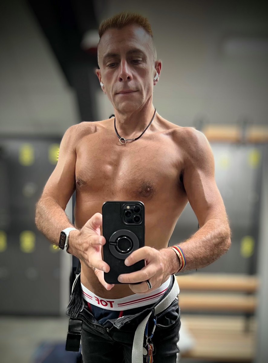 ChrstphSln's tweet photo. 2023 vs 2013 💪🏆
N’abandonnez jamais, ne cessez jamais de croire en vous… et surtout, apprenez à vous aimer 🧡
#OhDaddy #LoveIsLove #gayProud #gaylife #gayDaddy #gay #gayFrance #daddy #yesDaddy #DILF #lgbt 🏳️🌈 #LGBTQIALOVENOVEMBER https://t.co/73NZpeKt2D