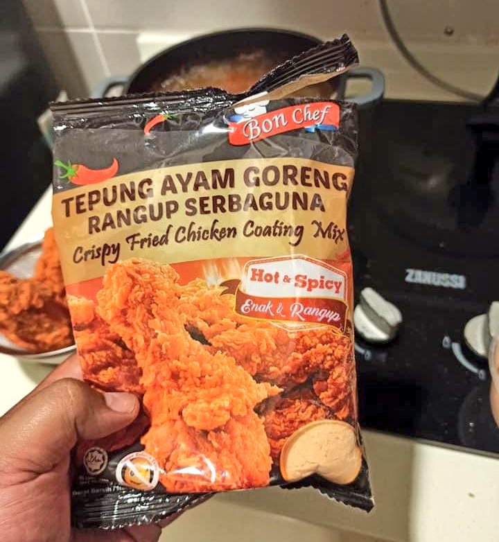 joeboyking93's tweet photo. Aku boleh verified, bilamana korang guna je tepung ni, auto jadi ayam MCD..

Bukan sembang berapi, but this is real.. Dah ada solid alternative buat korang kalau tiba2 korang craving nak makan ayam goreng MCD.. Jauh lagi sedap, bila korang betul2 selam local product ni..

_Thread https://t.co/t2RynbU62r