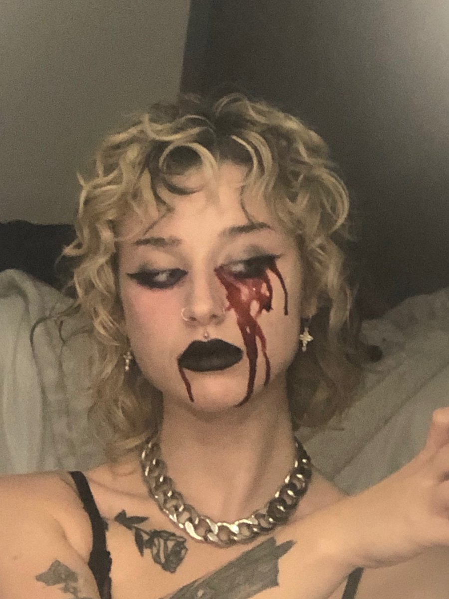 Interrupting twitter hiatus to bring spooky season fits
