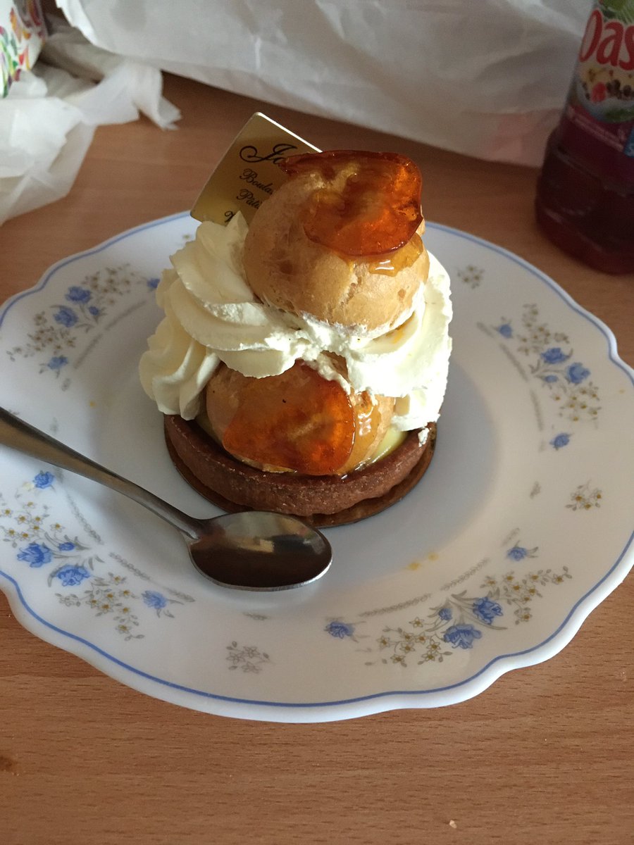 SoukainaBgg's tweet image. Voici mon profiterole que j’ai acheté aujourd’hui dans la meilleure boulangerie de ma ville ! 🥹👇📸🍰 Je vais me régaler ! 🥰 Meilleure pâtisserie EVER ! 🙏🏻 #Profiterole #Dessert #Repas #Pâtisserie #Miam #PictureOfTheDay