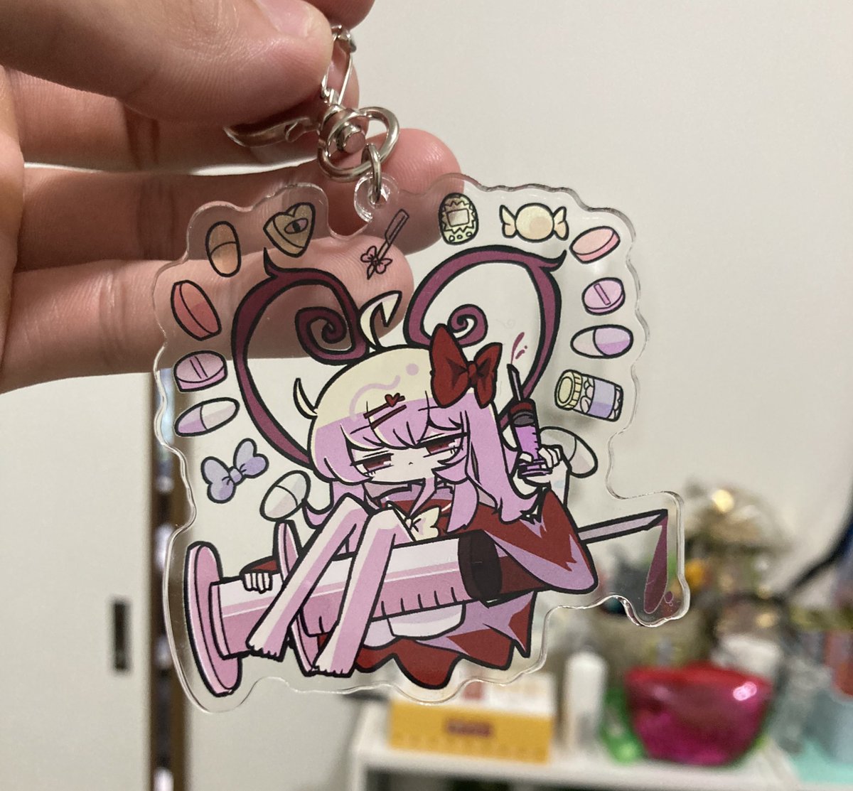 フランドール・スカーレット 「秋例で頒布するアクキー届いた羽が透明になってるナスカンがハートになっててカワイイ」|🍣べし太郎🍖紅楼夢N17abのイラスト