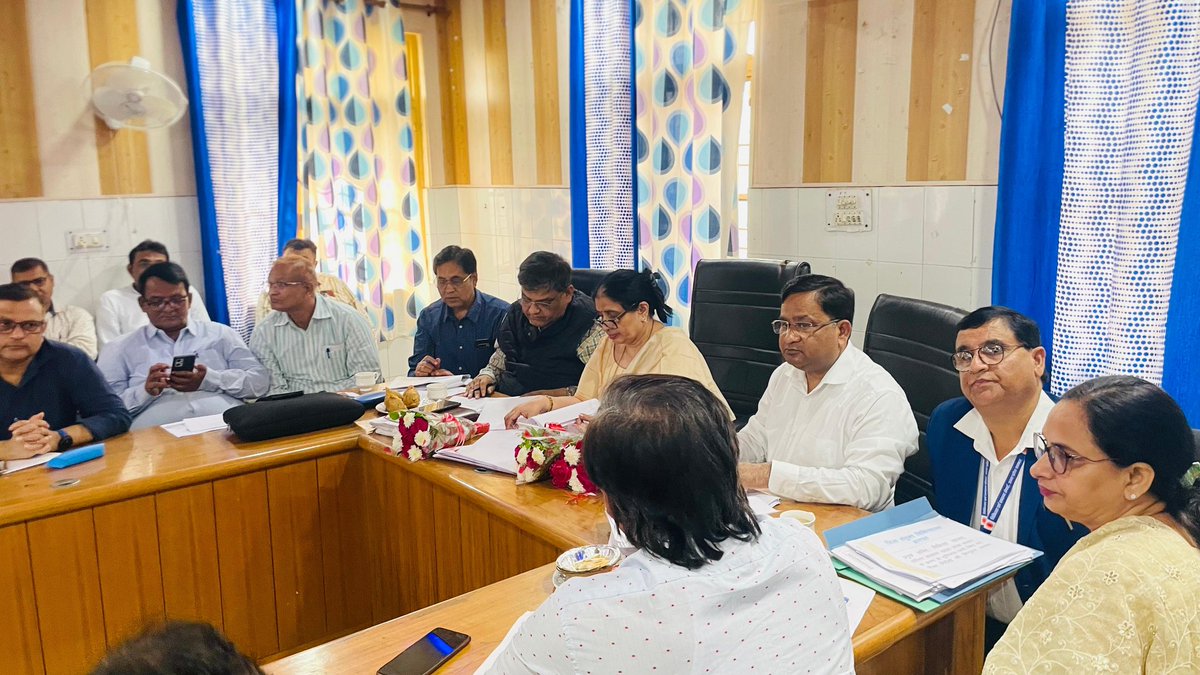 CmoBaghpat's tweet photo. आज दिनांक 8/11/23 में अपर निदेशक महोदया की अध्यक्षता में जनपद मे संचालित कार्यक्रमो की समीक्षा बैठक आयोजित की गई, जिसमे मुख्य चिकित्सा अधिकारी महोदय के साथ सभी उच्च अधिकारियो व ब्लॉक ओर जनपद स्तर से कर्मचारियों के द्वारा प्रतिभाग किया गया @BagpatDm @diobaghpat @DivMeerut @nhm_up https://t.co/9EXS1V7Ev4