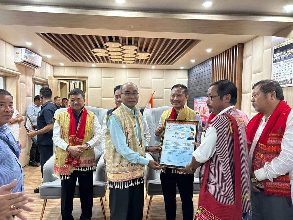 RichardTok76569's tweet photo. Honoured to receive felicitation and mamento from President of KLA Shri. Barim Engti &amp; Secretary Shri. Joysing Tokbi.
I humbly appreciate their felicitation and regards. https://t.co/UXc4UDDWVL