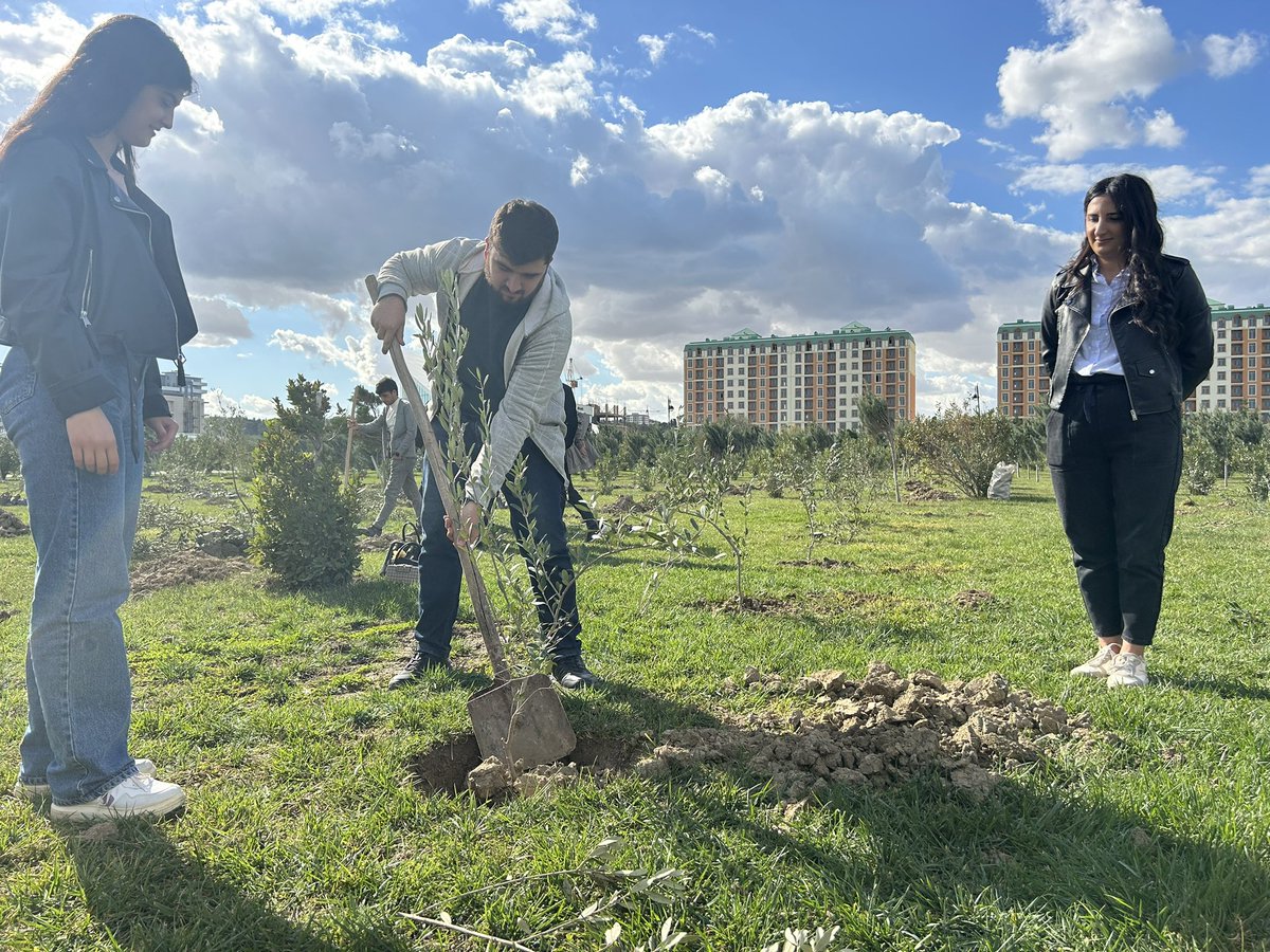 8 noyabr Zəfər günü ilə əlaqədar Sumqayıt şəhər Bulvarında ağacəkmə aksiyası keçirildi .Aksiyada Ailə və Uşaqların Sosial İnkişafına Dəstək İctimai Birliyinin könüllüləri də iştirak etdi.

#ZəfərGünü