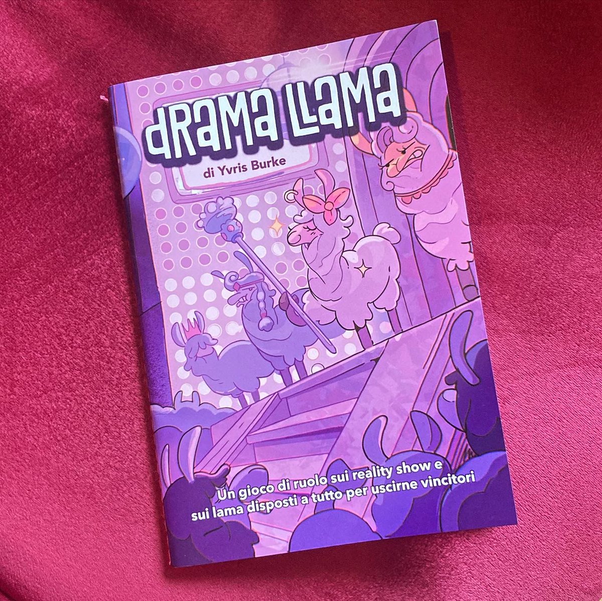 button_kin's tweet photo. What’s this? I’m sharing the same old Drama Llamas book again? Nooo, look closer. È in Italiano! Grab your Italian language copy now from the lovely folks at NessunDove 💜🦙
https://t.co/nI5sXXobHE https://t.co/4BX3vpHvYJ