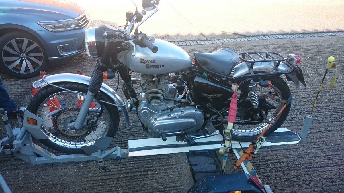 Trailer1one's tweet photo. Royal Enfield 500cc single non-runner, don't get to pick up many of these classics. Project motorcycle, parked in a storage unit for a while, was running 4 months ago, on its journey to a work shop for needed repairs along with MOT https://t.co/Whd1bGOnzN