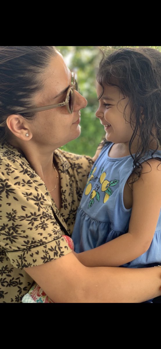 denizyurdakul's tweet photo. Onun adı Esra Dinçer,yorgun ve yaralı kalbi yaşadığı acılara daha fazla dayanamadı ve @esradincer öldü. Esra’nın kızkardeşi eniştesi ve yeğeni 6 Şubat depreminde Hatay’da çöken Emlakbank konutlarında ölmüşlerdi. Esra onların ölümüne sebep olan müteahhitin peşindeydi. https://t.co/7W0b4cHVO7