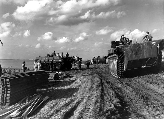 🎗️Today, we commemorate the 79th anniversary of the ending of the Battle of the Scheldt. The victory of the Allied forces paved the way for the Liberation of Western Europe.   
📷The picture shows Canadian tanks and soldiers on the Scheldt River in Neuzen, Belgium.