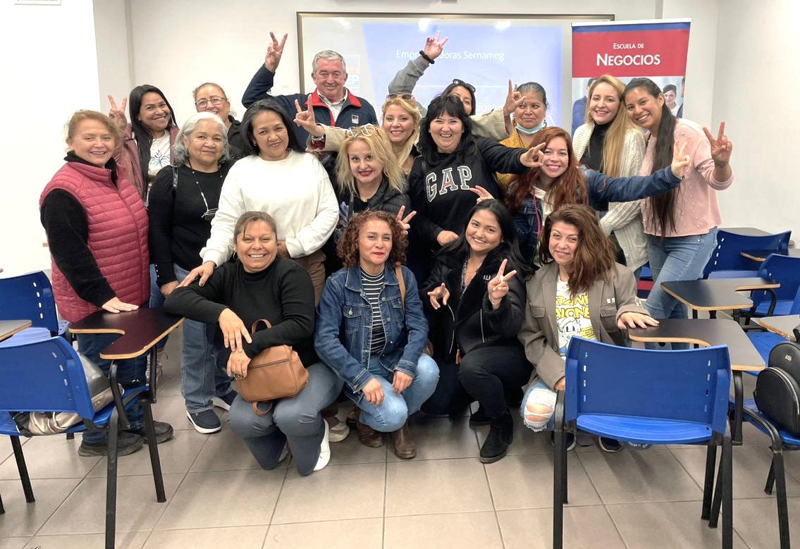 SernamEGAntofa's tweet photo. Comenzó la tutoría Gestión de Negocios y Emprendimiento dirigida a participantes del programa Mujer Emprende del SernamEG y que será impartida hasta fines de este mes por la Escuela de Negocios de Instituto Profesional @AiepAntofa 🗓✍️ https://t.co/RDWam9tJ2A