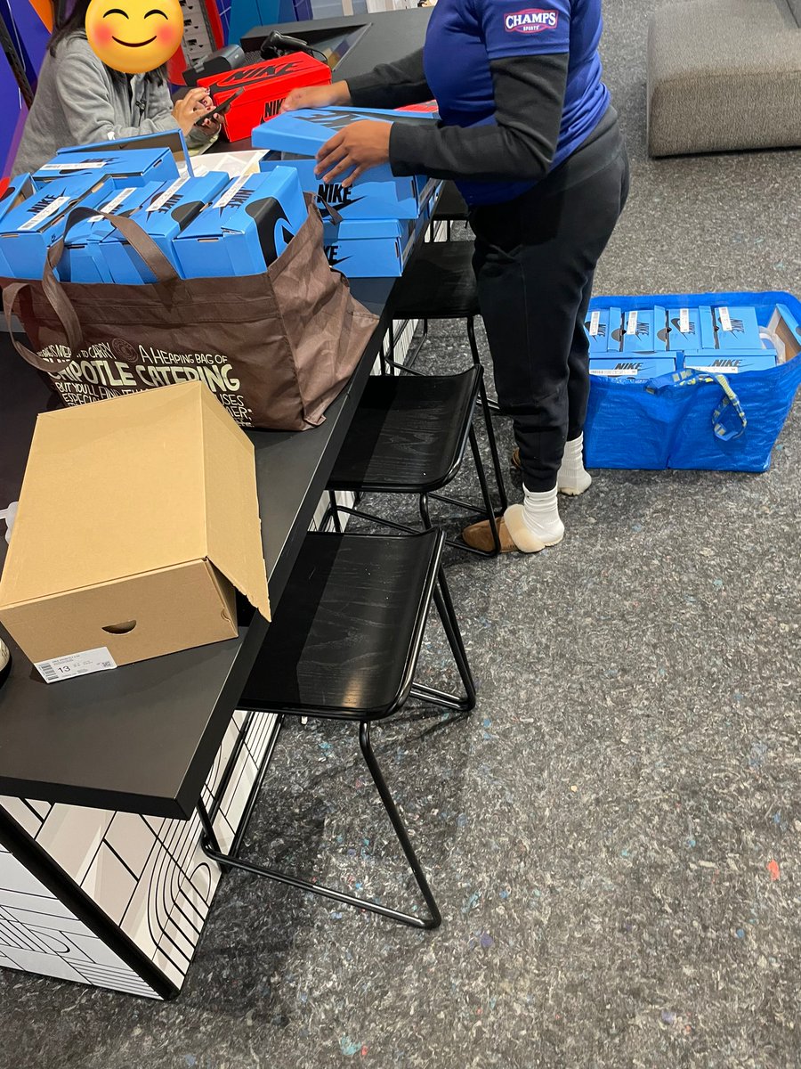 DEEBO401's tweet photo. Look at the fuckery I saw at my local Nike store last night. 30 min and saw 5 returns but this one was wild https://t.co/OVxCeNdjkM