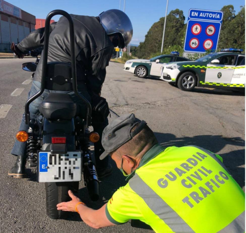 Campaña concienciación sobre la importancia de revisar el desgaste de ruedas y alumbrado.

‼️21.500 ‼️vehículos controlados en Galicia

‼️644 ‼️detectados con algunos de estos elementos en mal estado.

#guardiaciviltrafico #TrabajamosPorTuSeguridad 
#HazTuParte