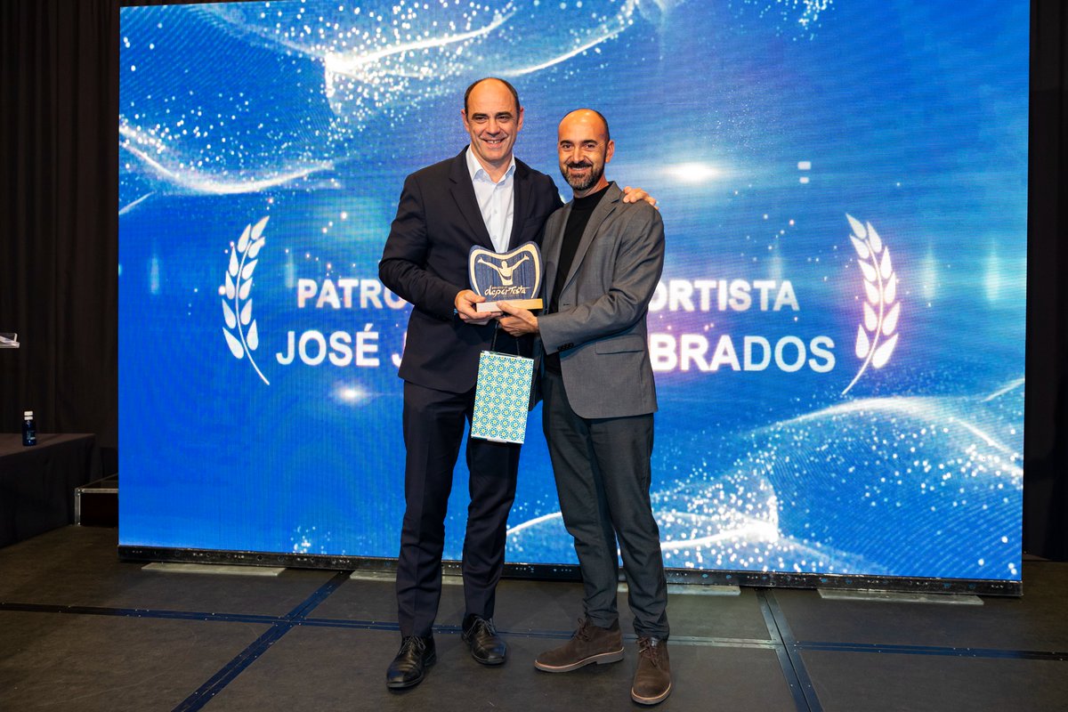 Un gustazo entregar el Premio Especial de @Patrocina1Deportista a @jjhombrados, tío grande en todos los aspectos! Una gala en la que lució el poderío de @RFEPiraguismo con @mariacorbera y el K4 500 femenino as.com/masdeporte/el-…