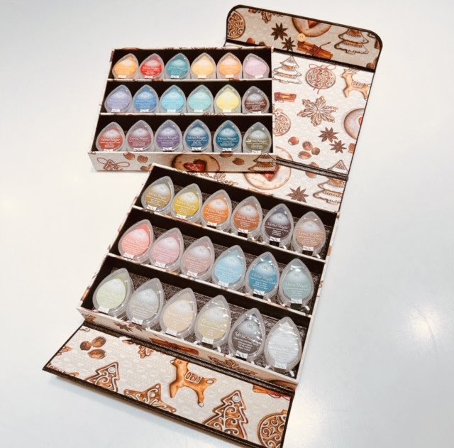 Ginza_Itoya's tweet photo. 先着1名様限定販売🥳
スタンプ収納BOX〜versamagic36色〜
33,000円(税込)スタンプ付
11/18 10:00発売
ご来店のみの限定販売となります✨
G.Itoya8階
#papiearium
#ハンドメイド
#カリスマ
#デコレーションスタンプの世界
#スタンプインク沼
#バーサマジック
#サンタクロースにお願いしたい https://t.co/fgXvDatqFD