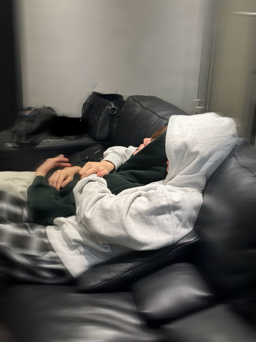 _💌

제로즈 멤트 오랜만이죠ㅎㅎㅎ 이렇게 오랜만에 왔어용 다들 우리 노래 어때용ㅎㅎ 이제 낼이면 우리 만나는데ㅎㅎ 보고 싶어용 요번 활동도 열심히 무사히 끝낼게용 사랑해 바보야🤩

#KIMGYUVIN #김규빈
#ZEROBASEONE #ZB1 #제로베이스원