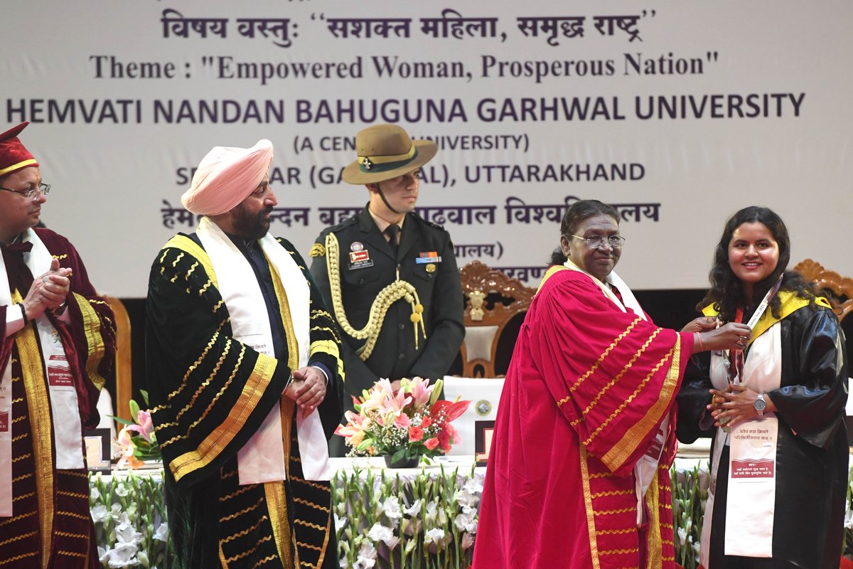 rashtrapatibhvn's tweet photo. President Droupadi Murmu graced 11th convocation of Hemvati Nandan Bahuguna Garhwal University at Srinagar (Garhwal). The President said that achieving economic development and creating employment opportunities by keeping in mind local needs and constraints is both a challenge and an opportunity.
https://t.co/AirdXjc2D4