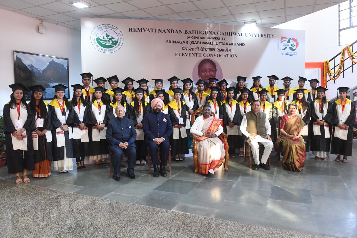 rashtrapatibhvn's tweet photo. President Droupadi Murmu graced 11th convocation of Hemvati Nandan Bahuguna Garhwal University at Srinagar (Garhwal). The President said that achieving economic development and creating employment opportunities by keeping in mind local needs and constraints is both a challenge and an opportunity.
https://t.co/AirdXjc2D4
