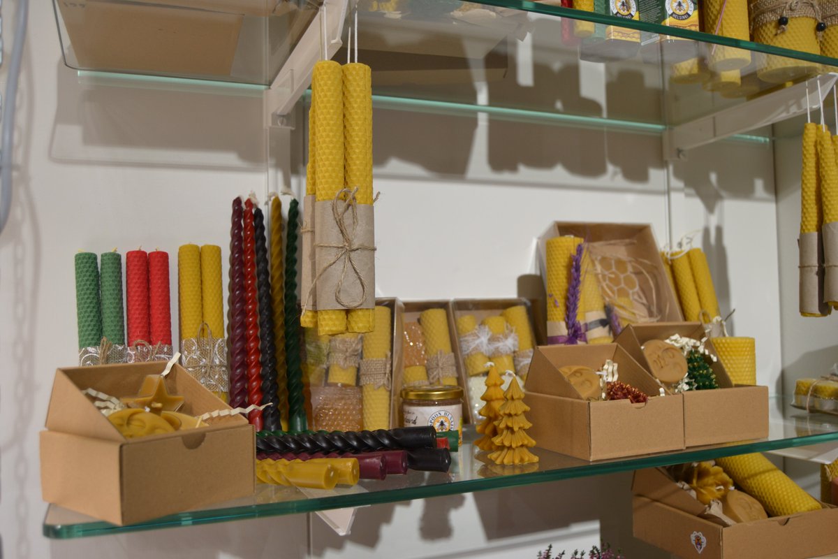 Vielä tämän viikon ajan on #Lähiruokakioski'sta saatavilla ihania mehiläisvahatuotteita ja pääkaupunkiseudulla tuotettua hunajaa. Lisäksi voit napata mukaan ihanaa sienisuolaa ja kuivattua kuusenkerkkää!

#eakr #hakaniemenkauppahalli #forestfood