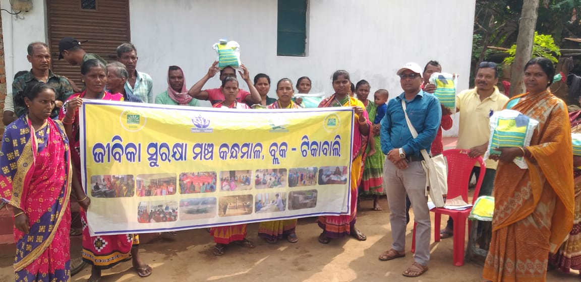 JSMKandhamal's tweet photo. 40 farmers in Sulesaru &amp; 55 in Pikaradi village, Tikabali Block, Kandhamal, got 2 kgs of mustard seeds each for second cropping. Thanks @CDAO_KANDHAMAL. We await seeds for remaining eligible farmers.

#SeedsForSecondCrop #RabiSeason #SupportFarmers

@krushibibhag @DMKandhamal https://t.co/rsWHdPw83m