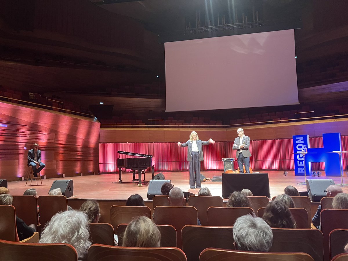 UllaMHansen's tweet photo. Ledelse med og uden ord. Fantastisk at opleve Peter Hanke og Peter Vuust med dygtige musikere - og modige dirigenter fra @RegionH https://t.co/mbQio2fXHS