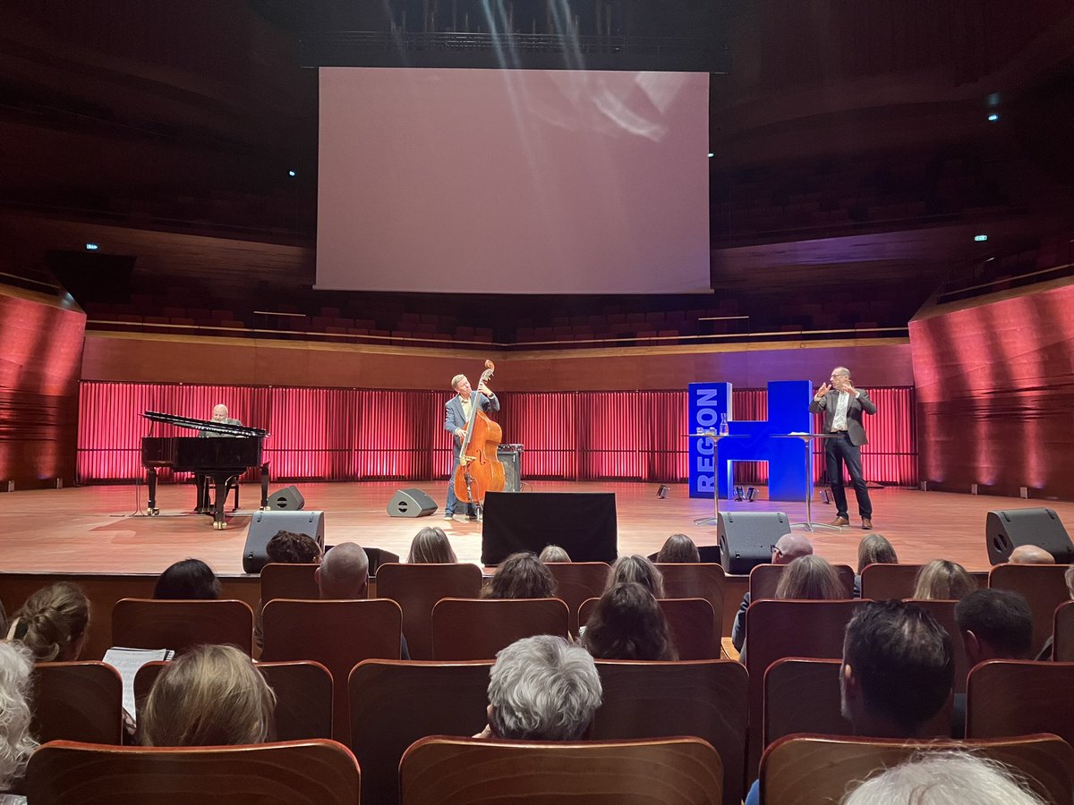 UllaMHansen's tweet photo. Ledelse med og uden ord. Fantastisk at opleve Peter Hanke og Peter Vuust med dygtige musikere - og modige dirigenter fra @RegionH https://t.co/mbQio2fXHS