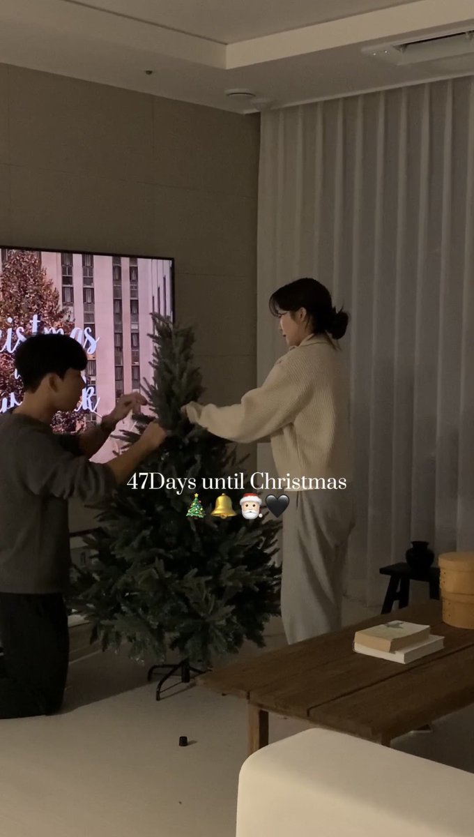 _18mp's tweet photo. 日韓カップルから日韓夫婦になって初めてのクリスマス🎅🏻🤍
引っ越しもしたしクリスマスツリーデビュー🎄✨一緒に飾り付けしたんだけどおっぱのほうがノリノリだった笑　
去年から可愛いと思ってたロウソクのライト完璧にかわいい🥲💕韓国可愛いオーナメント多いからたくさん探すぞ！！ https://t.co/xWGU6E7TZ7