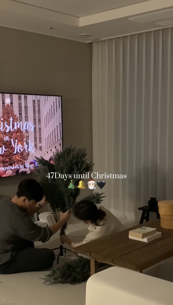 _18mp's tweet photo. 日韓カップルから日韓夫婦になって初めてのクリスマス🎅🏻🤍
引っ越しもしたしクリスマスツリーデビュー🎄✨一緒に飾り付けしたんだけどおっぱのほうがノリノリだった笑　
去年から可愛いと思ってたロウソクのライト完璧にかわいい🥲💕韓国可愛いオーナメント多いからたくさん探すぞ！！ https://t.co/xWGU6E7TZ7