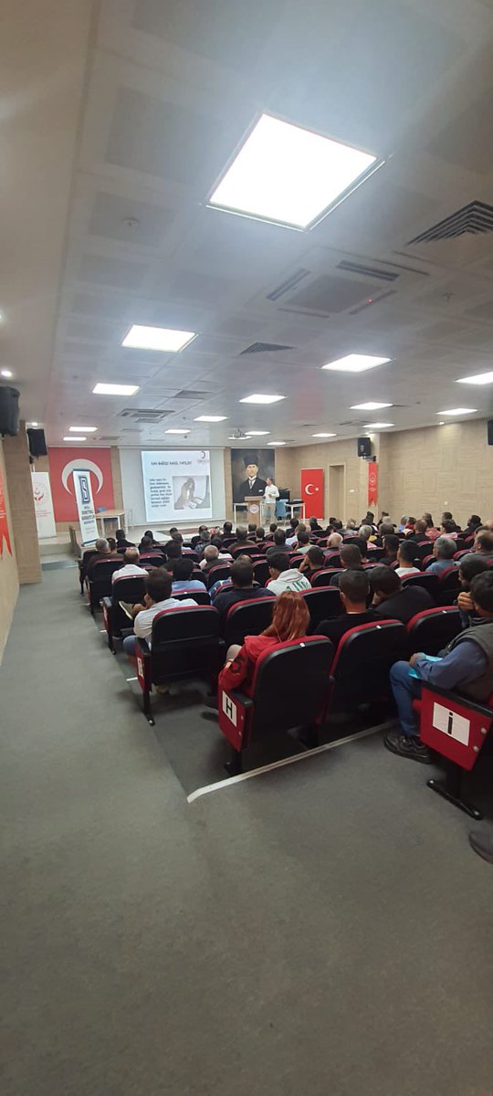MuglaDSM's tweet photo. Muğla Kızılay Kan Bağış Merkezi Sorumlusu Adem SALİ  tarafından müdürlüğümüz yükümlülerine Kan Bağışı konulu seminer gerçekleştirilmiştir. @Kizilay https://t.co/sSWuZynBLy
