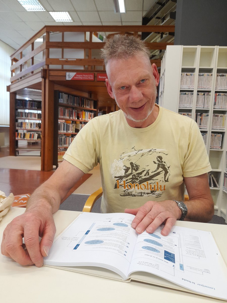 Harrie zit op zijn praatstoel. Praten is ook geen probleem, dat doet hij graag. Harrie heeft wel, net als 1 op de 6 Nederlanders, moeite met #lezen en #schrijven. ✍️ Lees het verhaal van Harrie: taalhuismb.nl/rustiger-in-je… #taalhuis #hulp