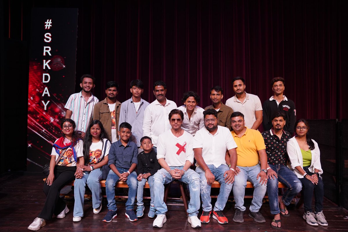 iamsrkclub's tweet photo. Here’s presenting the magic of #SRKDay with these incredible event images. 🎉

#SRKDay2023 #SRK https://t.co/2lAJS9qQdK