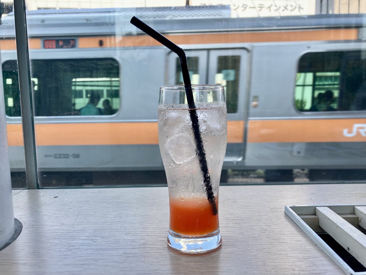 viewtabi's tweet photo. 🚋東京鉄道スポット巡り🚋
━━━━━━━━━━━━━━
PLATINUM FISH
マーチエキュート神田万世橋
━━━━━━━━━━━━━━
列車を見ながら新鮮なお魚が食べられるお店😋中央線に挟まれながら中央線スカッシュを飲む楽しみも♪鉄道ファンにはたまらないお店です✨https://t.co/CRIS7iM2wG https://t.co/sniuKwmnkG