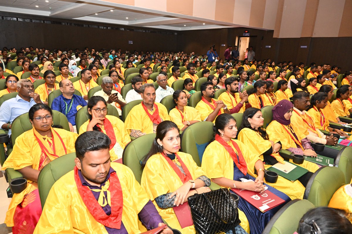 lokbhavan_tn's tweet photo. Governor Chancellor Ravi awarded degrees to 9,776 students during the 14th Convocation of the Tamil Nadu Open University, Chennai. Prof. Ashutosh Sharma, (@Ashutos61) President, Indian National Science Academy, INSA, delivered the convocational address. https://t.co/lq5M4w8y1Y
