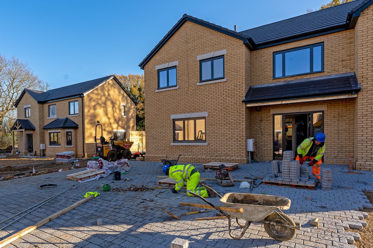 Designed to showcase the benefits of low-cost living whilst in high-end exclusive surroundings, Waterford Wick breaks the trend achieving a net zero carbon build with timber frame being the fabric-first approach to achieve this goal. Learn more loom.ly/ng6W6q4 #NetZero