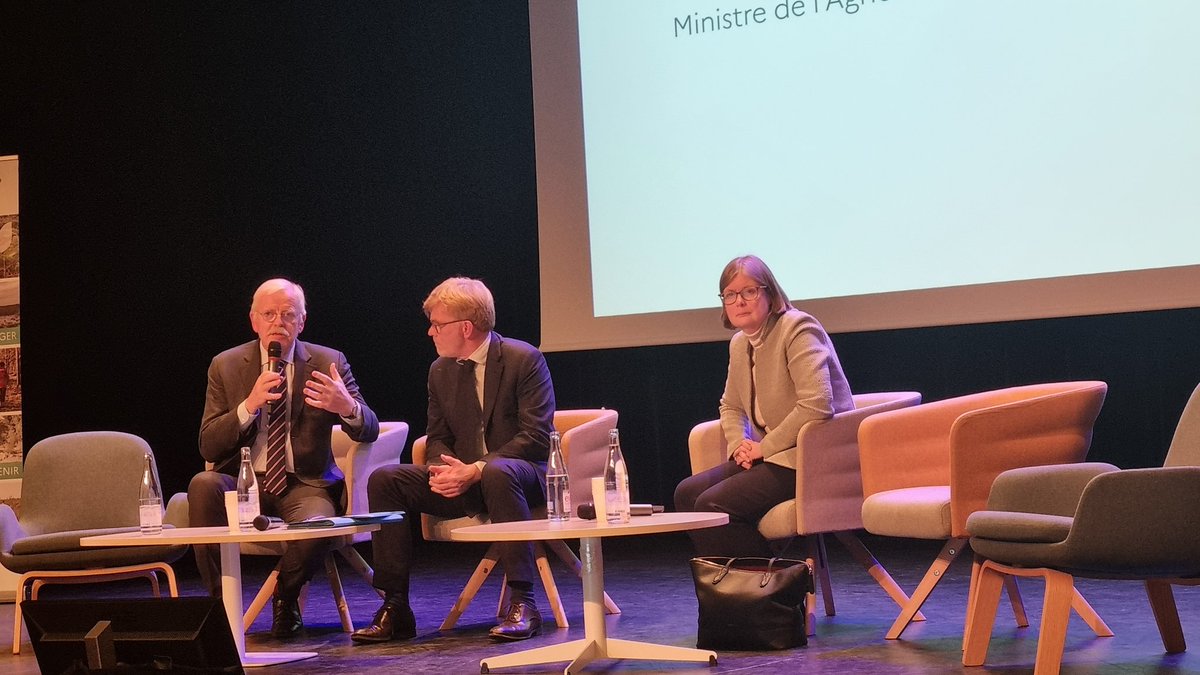 ConstantinEric3's tweet photo. Merci @MFesneau @Agri_Gouv de votre présence active à nos travaux @ONF_Officiel et de vos soutiens concrets et sincères 👏🙏 https://t.co/ZgqXIYCHna