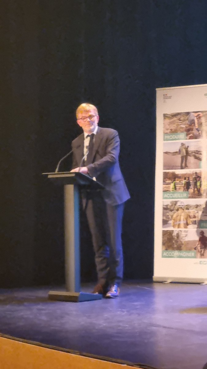ConstantinEric3's tweet photo. Merci @MFesneau @Agri_Gouv de votre présence active à nos travaux @ONF_Officiel et de vos soutiens concrets et sincères 👏🙏 https://t.co/ZgqXIYCHna