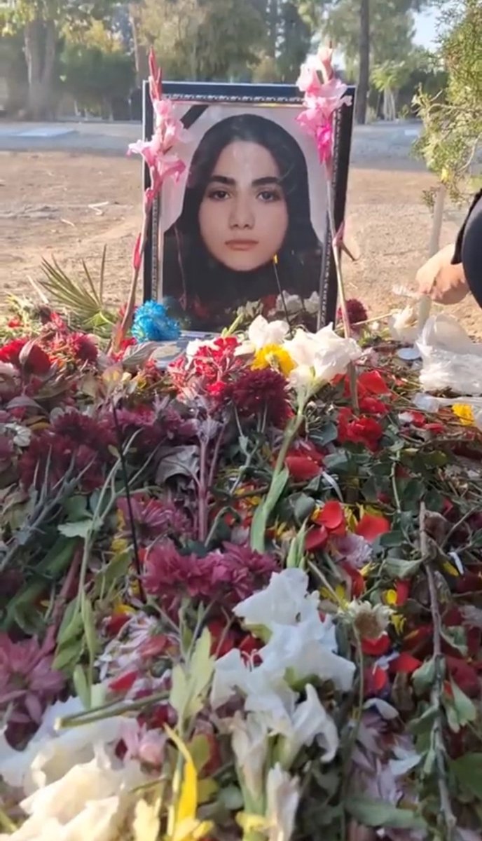 ARMiranF1's tweet photo. داغت تا ابد بر دل ما باد که نتوانستیم خونخواه تو باشیم
تا ابد چشم ما پر آب باد
تا ابد روز خوش از ما گریزان باد
تا ابد محنت و غم مهمان هر روز ما باد
که هر صبح فرشته دفن کردیم و هر شب به سوگش نشستیم و جز این کاری نکردیم
#آرمیتا_گراوند #مرگ_بر_خامنه‌ای_جنایتکار #مرگ_بر_جمهوری_اسلامی https://t.co/nlxrxHIH9U