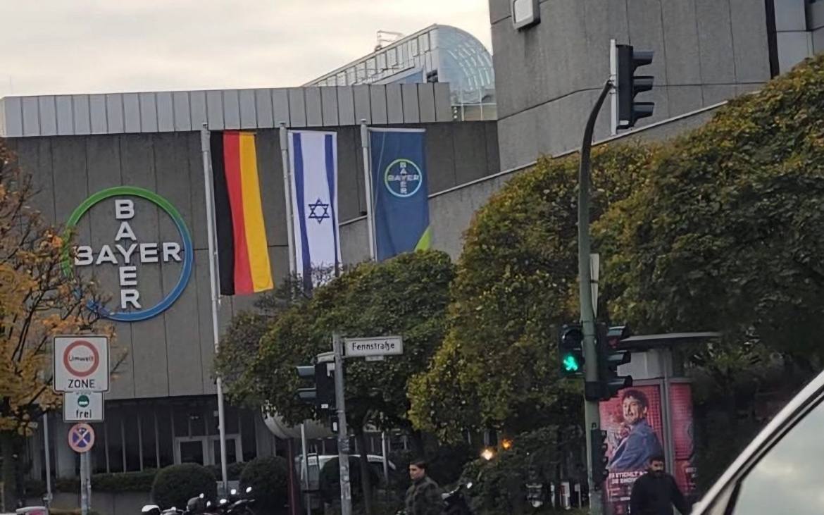 Dünyanın dev ilaç firmalarından Bayer, Almanya'daki merkezine İsrail bayrağı asarak Filistin'de soykırım uygulayan İsrail'e desteğini sundu...

#BabyKillerUSA_UK