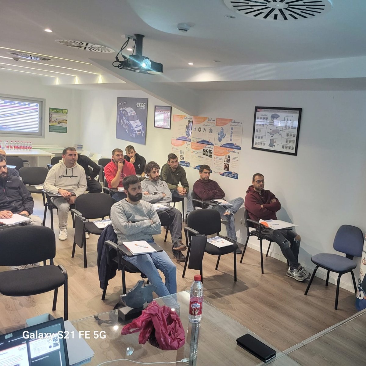 DIPARTSL's tweet photo. Ayer nuestro técnico del #DPService, Alejandro, estuvo on fire expandiendo sus conocimientos por España 🔥
Estuvo en las instalaciones en Mallorca de nuestro #socioDIPART, Masmiquel, impartiendo un interesante curso sobre mantenimiento y diagnostico 🔧🚗
🔸 #somosDIPART 🔹 https://t.co/E8ZoQCl5lr