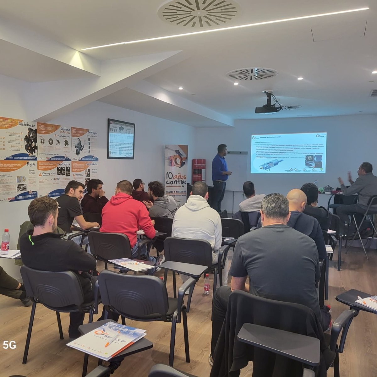 DIPARTSL's tweet photo. Ayer nuestro técnico del #DPService, Alejandro, estuvo on fire expandiendo sus conocimientos por España 🔥
Estuvo en las instalaciones en Mallorca de nuestro #socioDIPART, Masmiquel, impartiendo un interesante curso sobre mantenimiento y diagnostico 🔧🚗
🔸 #somosDIPART 🔹 https://t.co/E8ZoQCl5lr