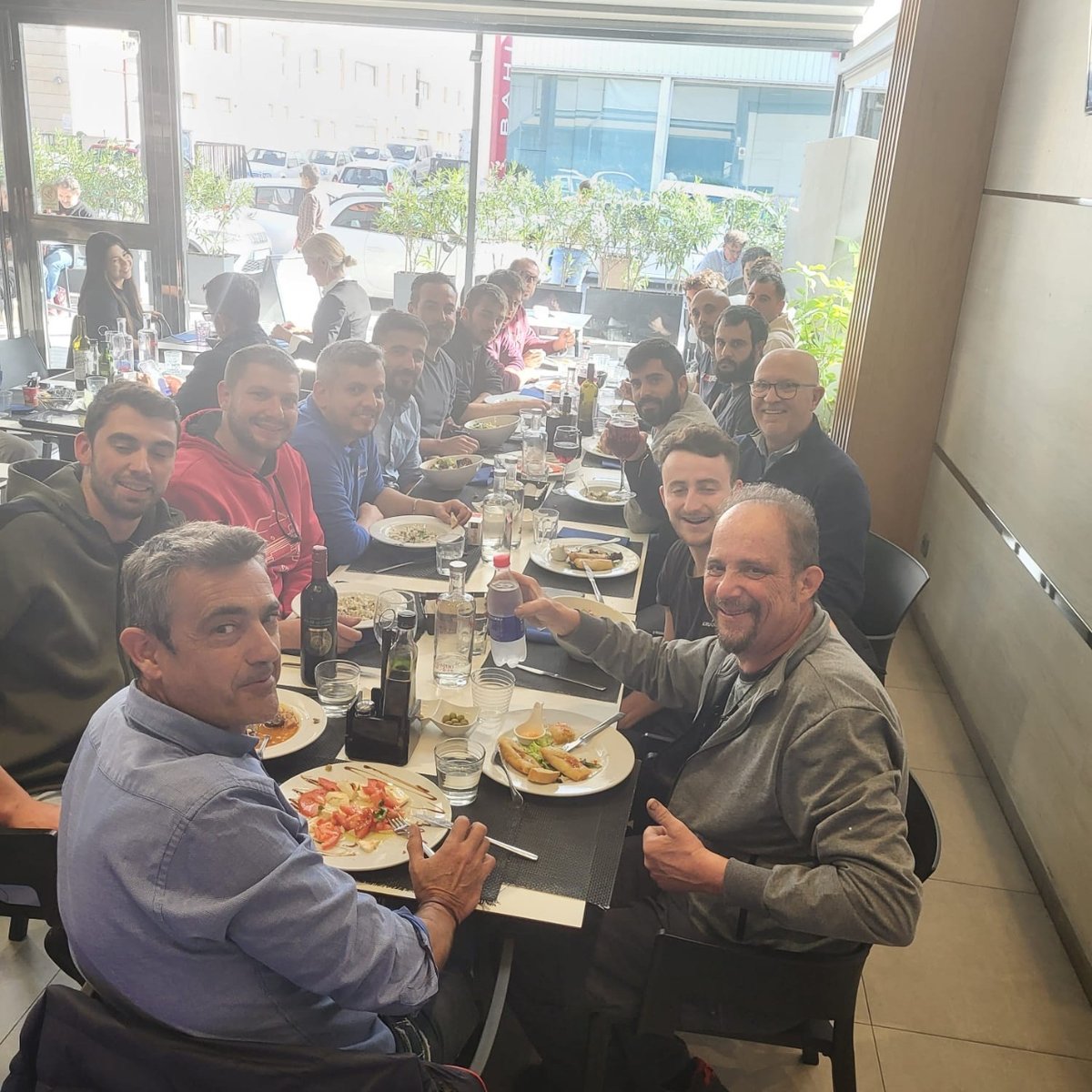 DIPARTSL's tweet photo. Ayer nuestro técnico del #DPService, Alejandro, estuvo on fire expandiendo sus conocimientos por España 🔥
Estuvo en las instalaciones en Mallorca de nuestro #socioDIPART, Masmiquel, impartiendo un interesante curso sobre mantenimiento y diagnostico 🔧🚗
🔸 #somosDIPART 🔹 https://t.co/E8ZoQCl5lr