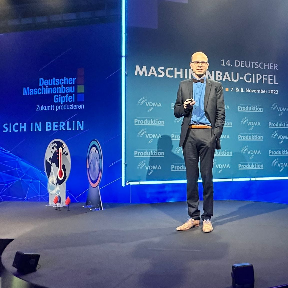 VDMAonline's tweet photo. 🚀 Weiter geht’s: Als nächstes präsentiert @ligenium seine nachhaltigen modularen Logistiklösungen für eine CO2 freie und ressourcenschonende Produktion. #MBG23 #Startup https://t.co/e75H8cinsG