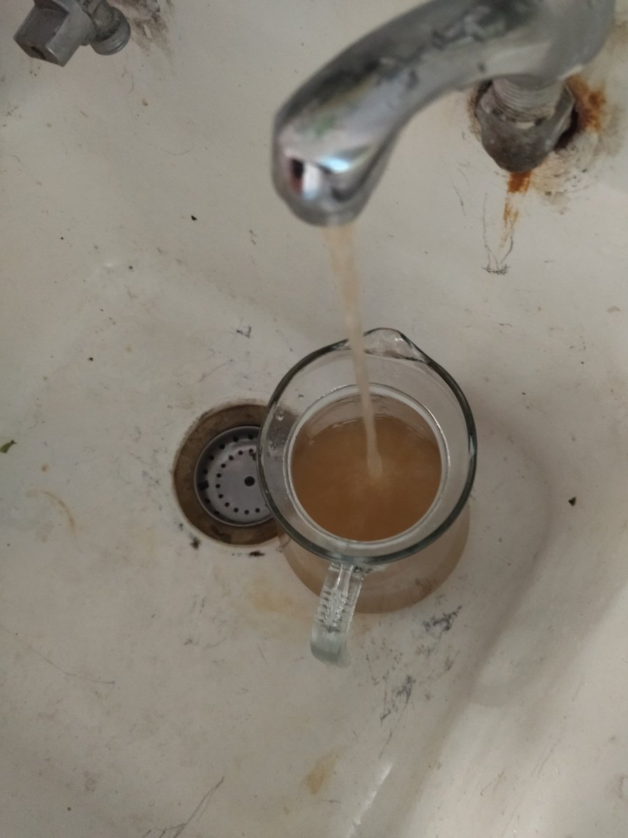 Tamii891's tweet photo. @AguasdelValle El agua en el sector de la antena está saliendo café 🤢 https://t.co/F3dNerDZbZ