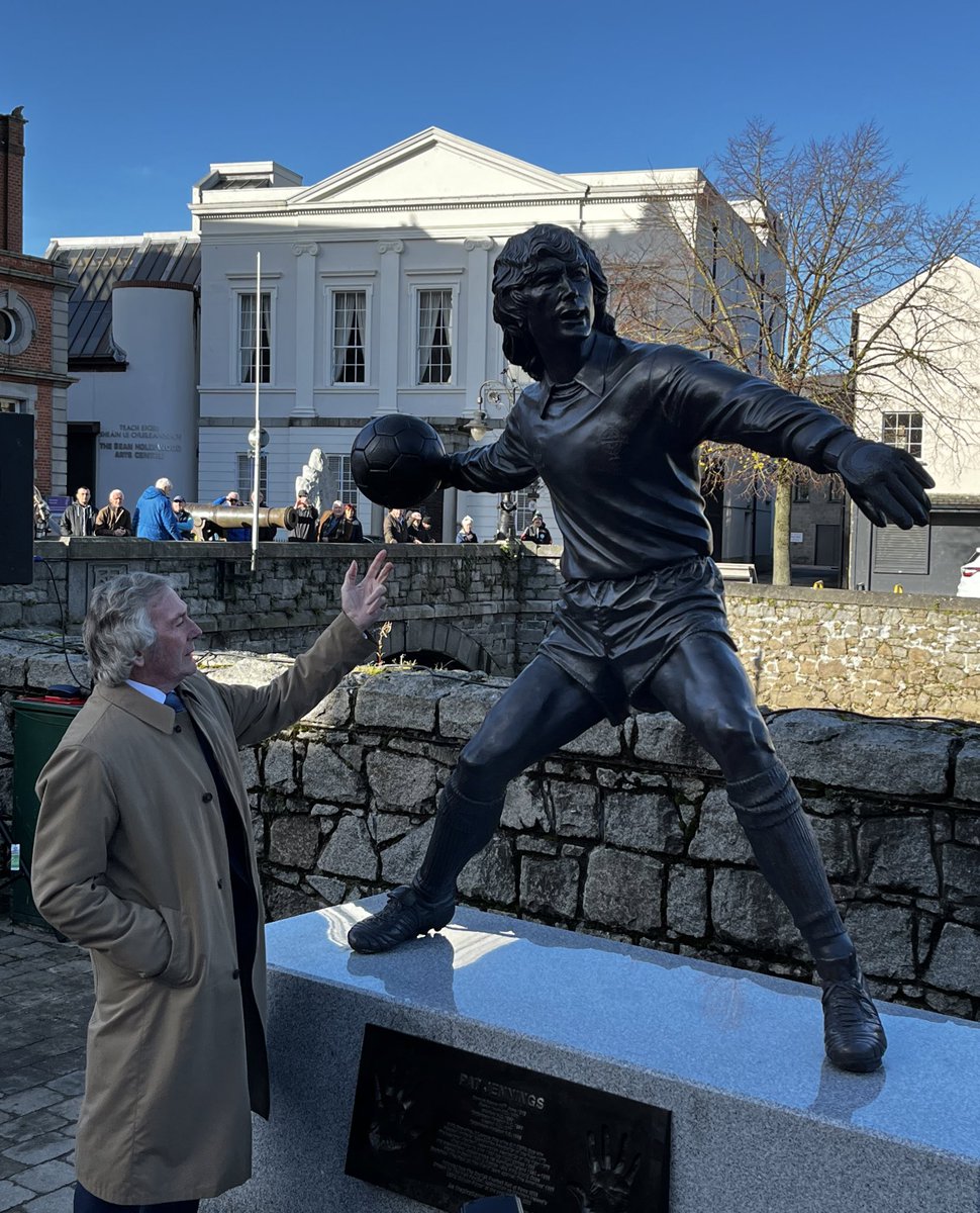 NorthernIreland's tweet photo. One word: LEGEND 🤩
🧤Pat Jennings unveils his statue in Newry this afternoon #GAWA #NorthernIreland https://t.co/Si0fNdgdTs